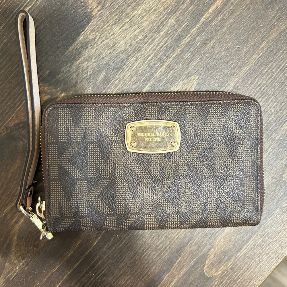 MICHAEL KORS Jet Set‎ Signature Wristlet Wallet in Brown